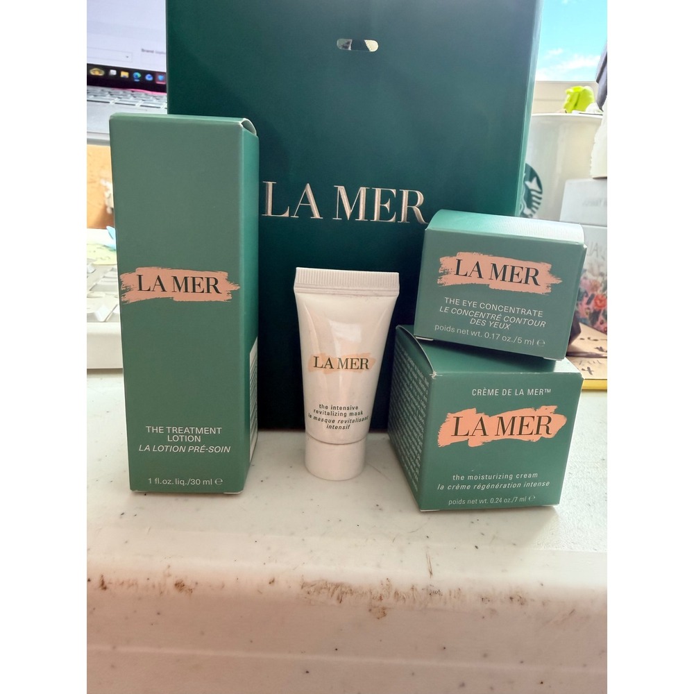 La Mer 4 Piece Skincare Travel Set Moisturizing Cream Lotion Eye Mask & Bag